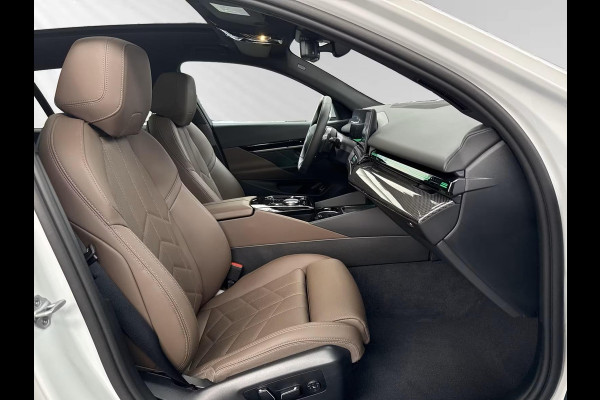 BMW 5 Serie Touring 520iA M-SPORT ** ADAPT. LED, LEDER, PANORAMA, TREKH, H&K SOUND, DR. ASS+ ** 1e EIG - UNFALLFREI ** ** INFORMEER OOK NAAR ONZE AANTREKKELIJKE FINANCIAL-LEASE TARIEVEN **