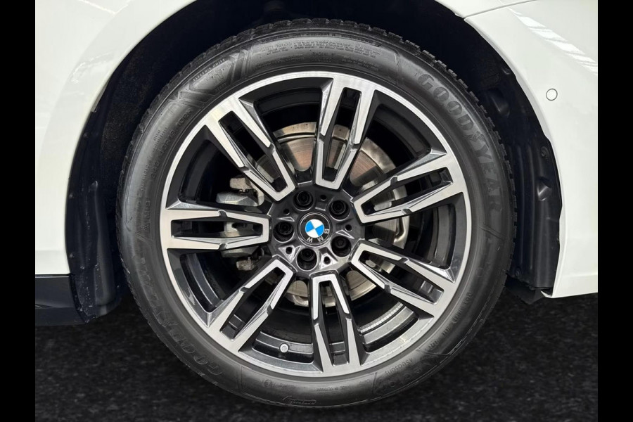 BMW 5 Serie Touring 520iA M-SPORT ** ADAPT. LED, LEDER, PANORAMA, TREKH, H&K SOUND, DR. ASS+ ** 1e EIG - UNFALLFREI ** ** INFORMEER OOK NAAR ONZE AANTREKKELIJKE FINANCIAL-LEASE TARIEVEN **