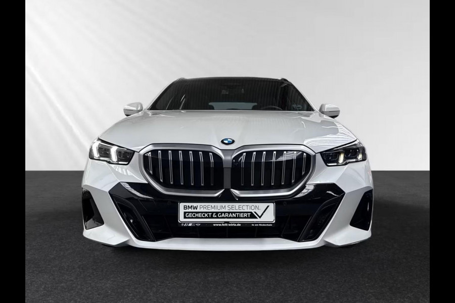 BMW 5 Serie Touring 520iA M-SPORT ** ADAPT. LED, LEDER, PANORAMA, TREKH, H&K SOUND, DR. ASS+ ** 1e EIG - UNFALLFREI ** ** INFORMEER OOK NAAR ONZE AANTREKKELIJKE FINANCIAL-LEASE TARIEVEN **