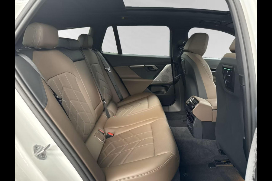 BMW 5 Serie Touring 520iA M-SPORT ** ADAPT. LED, LEDER, PANORAMA, TREKH, H&K SOUND, DR. ASS+ ** 1e EIG - UNFALLFREI ** ** INFORMEER OOK NAAR ONZE AANTREKKELIJKE FINANCIAL-LEASE TARIEVEN **