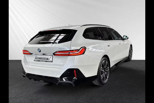 BMW 5 Serie Touring 520iA M-SPORT ** ADAPT. LED, LEDER, PANORAMA, TREKH, H&K SOUND, DR. ASS+ ** 1e EIG - UNFALLFREI ** ** INFORMEER OOK NAAR ONZE AANTREKKELIJKE FINANCIAL-LEASE TARIEVEN **