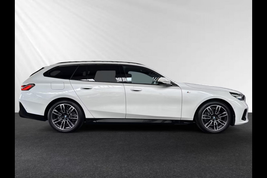 BMW 5 Serie Touring 520iA M-SPORT ** ADAPT. LED, LEDER, PANORAMA, TREKH, H&K SOUND, DR. ASS+ ** 1e EIG - UNFALLFREI ** ** INFORMEER OOK NAAR ONZE AANTREKKELIJKE FINANCIAL-LEASE TARIEVEN **