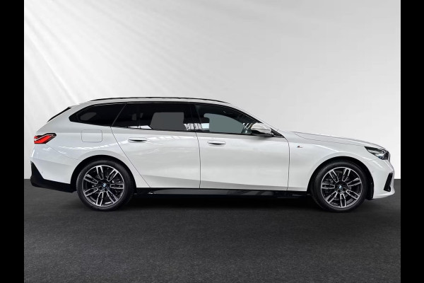 BMW 5 Serie Touring 520iA M-SPORT ** ADAPT. LED, LEDER, PANORAMA, TREKH, H&K SOUND, DR. ASS+ ** 1e EIG - UNFALLFREI ** ** INFORMEER OOK NAAR ONZE AANTREKKELIJKE FINANCIAL-LEASE TARIEVEN **