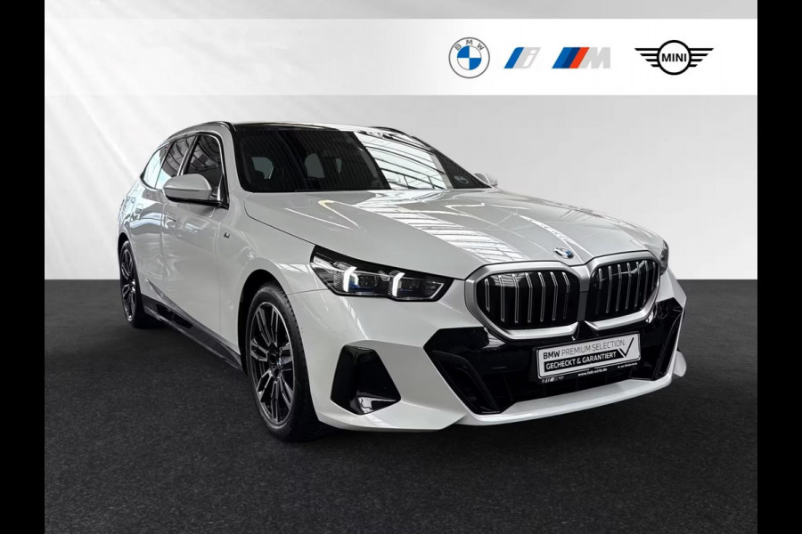BMW 5 Serie Touring 520iA M-SPORT ** ADAPT. LED, LEDER, PANORAMA, TREKH, H&K SOUND, DR. ASS+ ** 1e EIG - UNFALLFREI ** ** INFORMEER OOK NAAR ONZE AANTREKKELIJKE FINANCIAL-LEASE TARIEVEN **