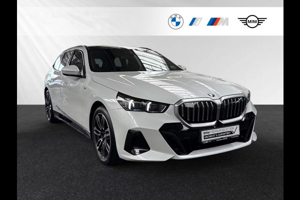 BMW 5 Serie Touring 520iA M-SPORT ** ADAPT. LED, LEDER, PANORAMA, TREKH, H&K SOUND, DR. ASS+ ** 1e EIG - UNFALLFREI ** ** INFORMEER OOK NAAR ONZE AANTREKKELIJKE FINANCIAL-LEASE TARIEVEN **