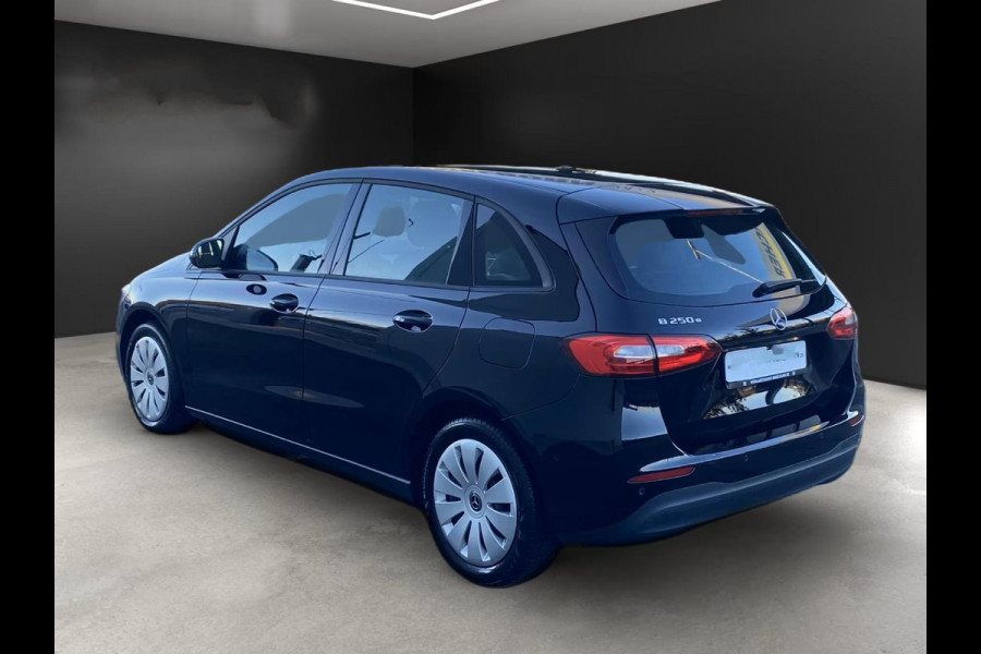 Mercedes-Benz B-Klasse 250e Business ** APPLE/ANDROID - NAVI - HALF-LEDER - SPOORASS - CRUISE ** 1e EIG - UNFALLFREI ** ** INFORMEER OOK NAAR ONZE AANTREKKELIJKE FINANCIAL-LEASE TARIEVEN **