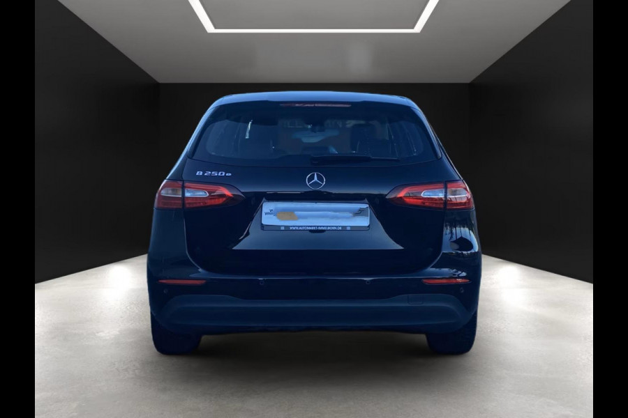 Mercedes-Benz B-Klasse 250e Business ** APPLE/ANDROID - NAVI - HALF-LEDER - SPOORASS - CRUISE ** 1e EIG - UNFALLFREI ** ** INFORMEER OOK NAAR ONZE AANTREKKELIJKE FINANCIAL-LEASE TARIEVEN **