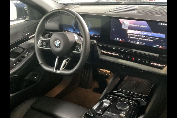 BMW 5 Serie Touring 540d xDrive M-SPORT Pro ** LED, PANORAMA, LEDER, 20-inch LMV, ICONIC GLOW, TREKH ** Ex BMW - € 26.800 onder NP ** ** INFORMEER OOK NAAR ONZE AANTREKKELIJKE FINANCIAL-LEASE TARIEVEN **
