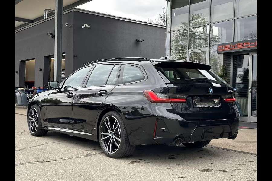 BMW 3 Serie Touring 330e M-SPORT ** ADAPT. LED, HALF-LEDER, HuD, ACC, SHADOW LINE, H&K SOUND, 19-inch LMV ** 1e EIG - UNFALLFREI ** ** INFORMEER OOK NAAR ONZE AANTREKKELIJKE FINANCIAL-LEASE TARIEVEN **