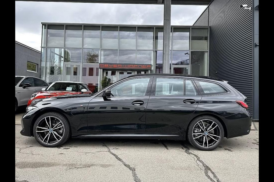 BMW 3 Serie Touring 330e M-SPORT ** ADAPT. LED, HALF-LEDER, HuD, ACC, SHADOW LINE, H&K SOUND, 19-inch LMV ** 1e EIG - UNFALLFREI ** ** INFORMEER OOK NAAR ONZE AANTREKKELIJKE FINANCIAL-LEASE TARIEVEN **