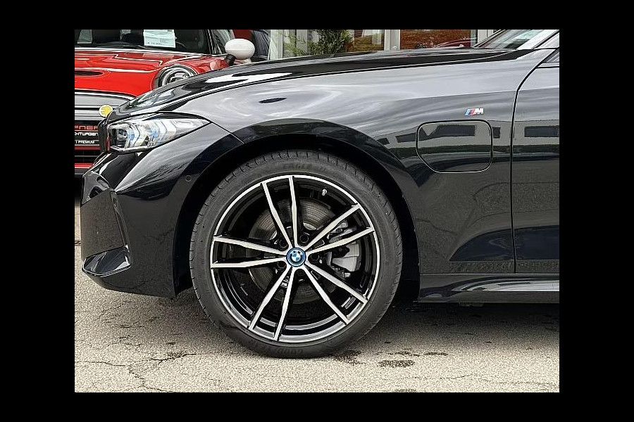 BMW 3 Serie Touring 330e M-SPORT ** ADAPT. LED, HALF-LEDER, HuD, ACC, SHADOW LINE, H&K SOUND, 19-inch LMV ** 1e EIG - UNFALLFREI ** ** INFORMEER OOK NAAR ONZE AANTREKKELIJKE FINANCIAL-LEASE TARIEVEN **