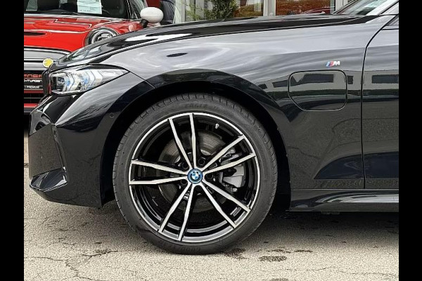 BMW 3 Serie Touring 330e M-SPORT ** ADAPT. LED, HALF-LEDER, HuD, ACC, SHADOW LINE, H&K SOUND, 19-inch LMV ** 1e EIG - UNFALLFREI ** ** INFORMEER OOK NAAR ONZE AANTREKKELIJKE FINANCIAL-LEASE TARIEVEN **