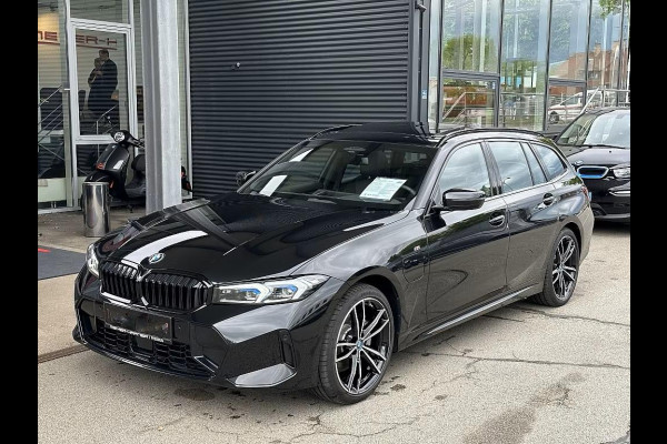 BMW 3 Serie Touring 330e M-SPORT ** ADAPT. LED, HALF-LEDER, HuD, ACC, SHADOW LINE, H&K SOUND, 19-inch LMV ** 1e EIG - UNFALLFREI ** ** INFORMEER OOK NAAR ONZE AANTREKKELIJKE FINANCIAL-LEASE TARIEVEN **