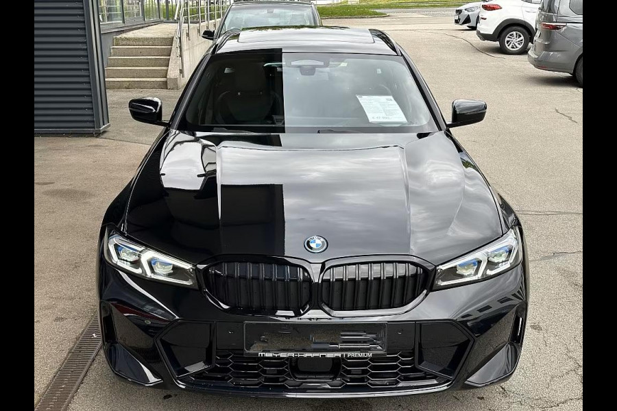 BMW 3 Serie Touring 330e M-SPORT ** ADAPT. LED, HALF-LEDER, HuD, ACC, SHADOW LINE, H&K SOUND, 19-inch LMV ** 1e EIG - UNFALLFREI ** ** INFORMEER OOK NAAR ONZE AANTREKKELIJKE FINANCIAL-LEASE TARIEVEN **