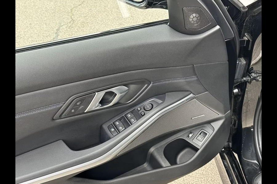 BMW 3 Serie Touring 330e M-SPORT ** ADAPT. LED, HALF-LEDER, HuD, ACC, SHADOW LINE, H&K SOUND, 19-inch LMV ** 1e EIG - UNFALLFREI ** ** INFORMEER OOK NAAR ONZE AANTREKKELIJKE FINANCIAL-LEASE TARIEVEN **