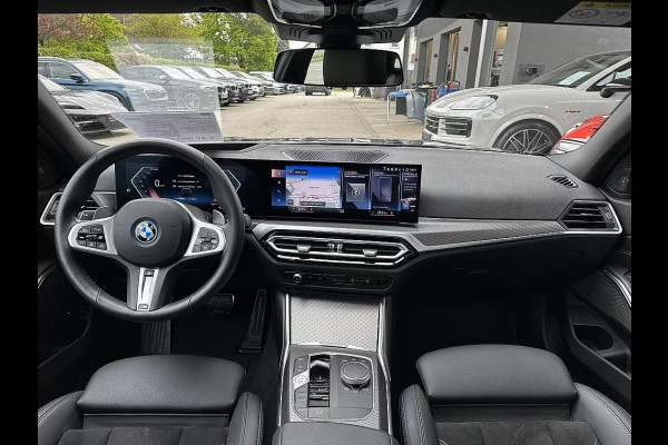 BMW 3 Serie Touring 330e M-SPORT ** ADAPT. LED, HALF-LEDER, HuD, ACC, SHADOW LINE, H&K SOUND, 19-inch LMV ** 1e EIG - UNFALLFREI ** ** INFORMEER OOK NAAR ONZE AANTREKKELIJKE FINANCIAL-LEASE TARIEVEN **