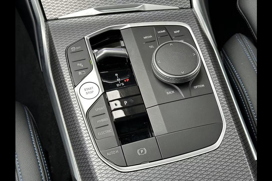 BMW 3 Serie Touring 330e M-SPORT ** ADAPT. LED, HALF-LEDER, HuD, ACC, SHADOW LINE, H&K SOUND, 19-inch LMV ** 1e EIG - UNFALLFREI ** ** INFORMEER OOK NAAR ONZE AANTREKKELIJKE FINANCIAL-LEASE TARIEVEN **