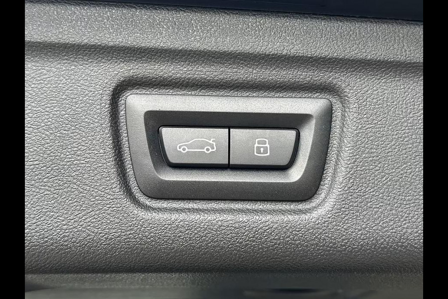 BMW 3 Serie Touring 330e M-SPORT ** ADAPT. LED, HALF-LEDER, HuD, ACC, SHADOW LINE, H&K SOUND, 19-inch LMV ** 1e EIG - UNFALLFREI ** ** INFORMEER OOK NAAR ONZE AANTREKKELIJKE FINANCIAL-LEASE TARIEVEN **