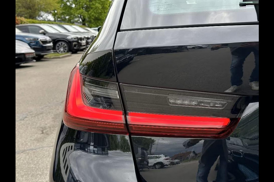 BMW 3 Serie Touring 330e M-SPORT ** ADAPT. LED, HALF-LEDER, HuD, ACC, SHADOW LINE, H&K SOUND, 19-inch LMV ** 1e EIG - UNFALLFREI ** ** INFORMEER OOK NAAR ONZE AANTREKKELIJKE FINANCIAL-LEASE TARIEVEN **