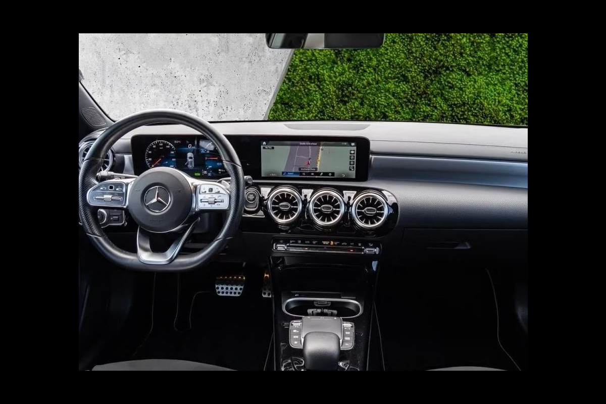 Mercedes-Benz A-Klasse 250e AMG ** LED, MBUX+, 19-inch LMV, ADAPT. CRUISE, NIGHT PAKKET ** 1e EIG - UNFALLFREI - JUNGE STERNE ** ** INFORMEER OOK NAAR ONZE AANTREKKELIJKE FINANCIAL-LEASE TARIEVEN **