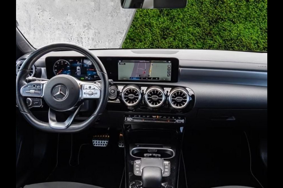 Mercedes-Benz A-Klasse 250e AMG ** LED, MBUX+, 19-inch LMV, ADAPT. CRUISE, NIGHT PAKKET ** 1e EIG - UNFALLFREI - JUNGE STERNE ** ** INFORMEER OOK NAAR ONZE AANTREKKELIJKE FINANCIAL-LEASE TARIEVEN **