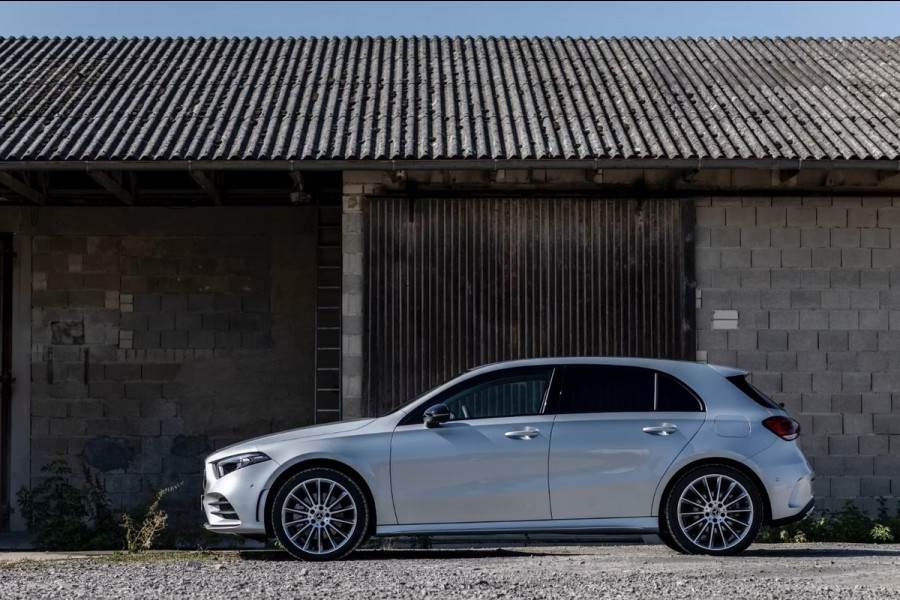Mercedes-Benz A-Klasse 250e AMG ** LED, MBUX+, 19-inch LMV, ADAPT. CRUISE, NIGHT PAKKET ** 1e EIG - UNFALLFREI - JUNGE STERNE ** ** INFORMEER OOK NAAR ONZE AANTREKKELIJKE FINANCIAL-LEASE TARIEVEN **
