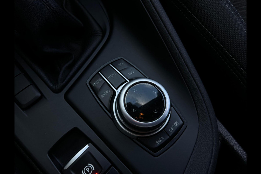 BMW X1 sDrive18i Centennial High Executive NL AUTO | CAMERA | STOELVERW | NAVI | TREKHAAK |