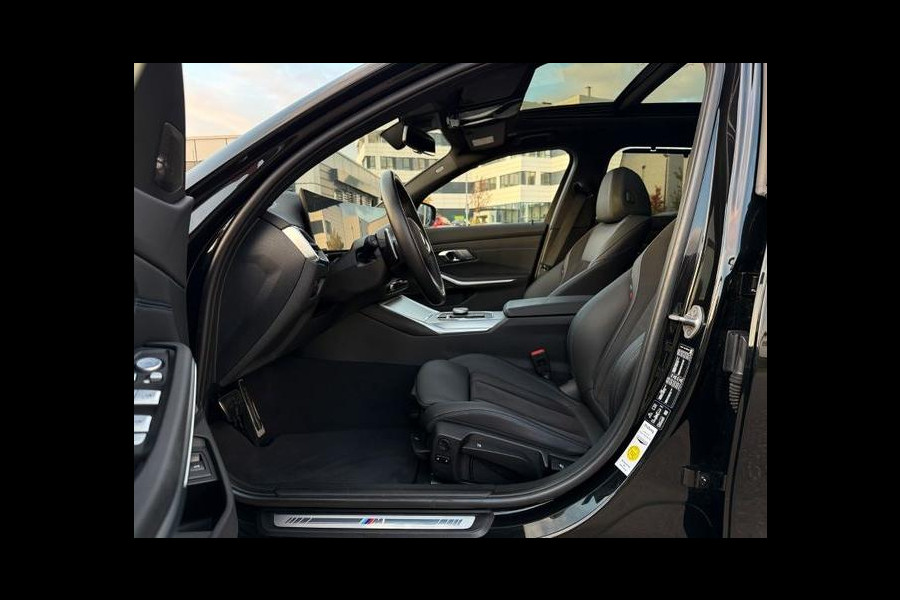 BMW 3 Serie Touring 320d xDrive M-SPORT ** LED, NAVI+, HALF-LEDER, PANO, H&K, HuD, TREKH, 19-inch LMV ** 1e EIG - UNFALLFREI ** ** INFORMEER OOK NAAR ONZE AANTREKKELIJKE FINANCIAL-LEASE TARIEVEN **