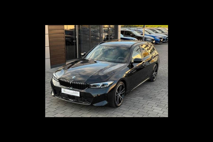 BMW 3 Serie Touring 320d xDrive M-SPORT ** LED, NAVI+, HALF-LEDER, PANO, H&K, HuD, TREKH, 19-inch LMV ** 1e EIG - UNFALLFREI ** ** INFORMEER OOK NAAR ONZE AANTREKKELIJKE FINANCIAL-LEASE TARIEVEN **