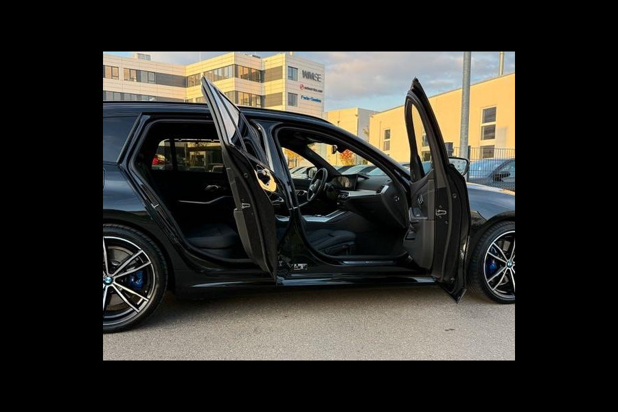 BMW 3 Serie Touring 320d xDrive M-SPORT ** LED, NAVI+, HALF-LEDER, PANO, H&K, HuD, TREKH, 19-inch LMV ** 1e EIG - UNFALLFREI ** ** INFORMEER OOK NAAR ONZE AANTREKKELIJKE FINANCIAL-LEASE TARIEVEN **