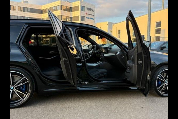 BMW 3 Serie Touring 320d xDrive M-SPORT ** LED, NAVI+, HALF-LEDER, PANO, H&K, HuD, TREKH, 19-inch LMV ** 1e EIG - UNFALLFREI ** ** INFORMEER OOK NAAR ONZE AANTREKKELIJKE FINANCIAL-LEASE TARIEVEN **
