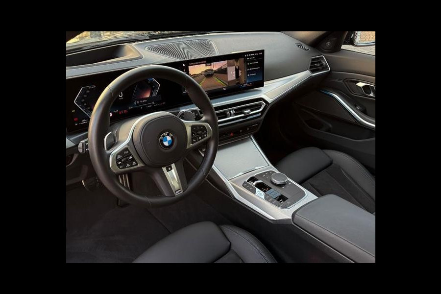 BMW 3 Serie Touring 320d xDrive M-SPORT ** LED, NAVI+, HALF-LEDER, PANO, H&K, HuD, TREKH, 19-inch LMV ** 1e EIG - UNFALLFREI ** ** INFORMEER OOK NAAR ONZE AANTREKKELIJKE FINANCIAL-LEASE TARIEVEN **