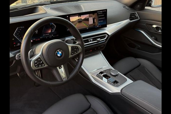 BMW 3 Serie Touring 320d xDrive M-SPORT ** LED, NAVI+, HALF-LEDER, PANO, H&K, HuD, TREKH, 19-inch LMV ** 1e EIG - UNFALLFREI ** ** INFORMEER OOK NAAR ONZE AANTREKKELIJKE FINANCIAL-LEASE TARIEVEN **