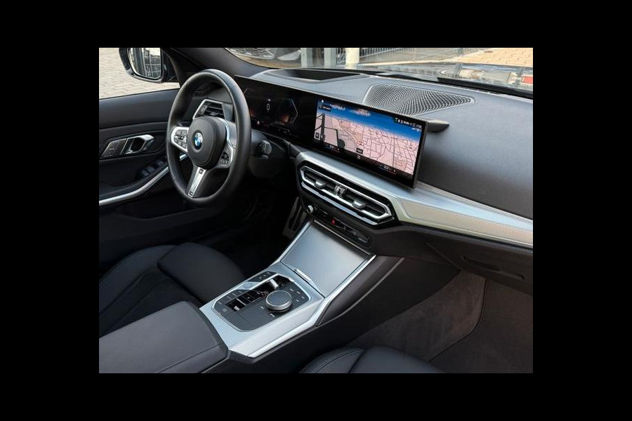 BMW 3 Serie Touring 320d xDrive M-SPORT ** LED, NAVI+, HALF-LEDER, PANO, H&K, HuD, TREKH, 19-inch LMV ** 1e EIG - UNFALLFREI ** ** INFORMEER OOK NAAR ONZE AANTREKKELIJKE FINANCIAL-LEASE TARIEVEN **