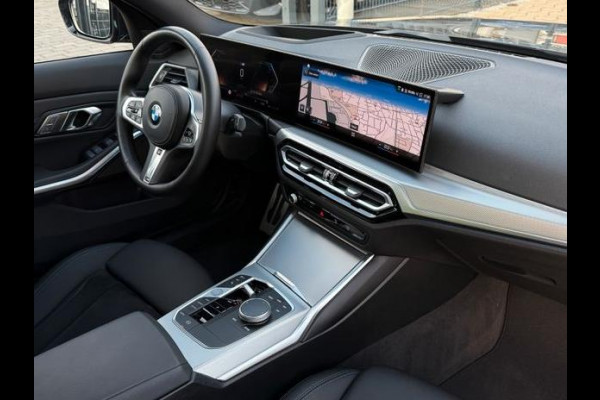 BMW 3 Serie Touring 320d xDrive M-SPORT ** LED, NAVI+, HALF-LEDER, PANO, H&K, HuD, TREKH, 19-inch LMV ** 1e EIG - UNFALLFREI ** ** INFORMEER OOK NAAR ONZE AANTREKKELIJKE FINANCIAL-LEASE TARIEVEN **