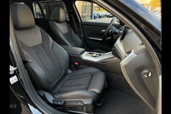 BMW 3 Serie Touring 320d xDrive M-SPORT ** LED, NAVI+, HALF-LEDER, PANO, H&K, HuD, TREKH, 19-inch LMV ** 1e EIG - UNFALLFREI ** ** INFORMEER OOK NAAR ONZE AANTREKKELIJKE FINANCIAL-LEASE TARIEVEN **