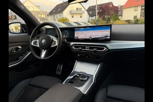 BMW 3 Serie Touring 320d xDrive M-SPORT ** LED, NAVI+, HALF-LEDER, PANO, H&K, HuD, TREKH, 19-inch LMV ** 1e EIG - UNFALLFREI ** ** INFORMEER OOK NAAR ONZE AANTREKKELIJKE FINANCIAL-LEASE TARIEVEN **