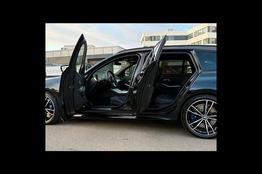 BMW 3 Serie Touring 320d xDrive M-SPORT ** LED, NAVI+, HALF-LEDER, PANO, H&K, HuD, TREKH, 19-inch LMV ** 1e EIG - UNFALLFREI ** ** INFORMEER OOK NAAR ONZE AANTREKKELIJKE FINANCIAL-LEASE TARIEVEN **