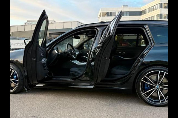 BMW 3 Serie Touring 320d xDrive M-SPORT ** LED, NAVI+, HALF-LEDER, PANO, H&K, HuD, TREKH, 19-inch LMV ** 1e EIG - UNFALLFREI ** ** INFORMEER OOK NAAR ONZE AANTREKKELIJKE FINANCIAL-LEASE TARIEVEN **