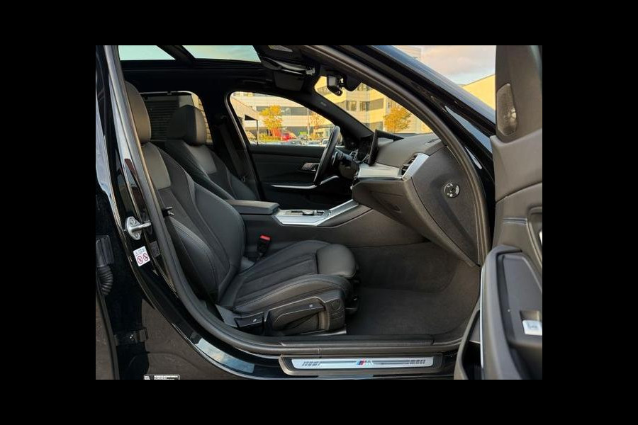 BMW 3 Serie Touring 320d xDrive M-SPORT ** LED, NAVI+, HALF-LEDER, PANO, H&K, HuD, TREKH, 19-inch LMV ** 1e EIG - UNFALLFREI ** ** INFORMEER OOK NAAR ONZE AANTREKKELIJKE FINANCIAL-LEASE TARIEVEN **