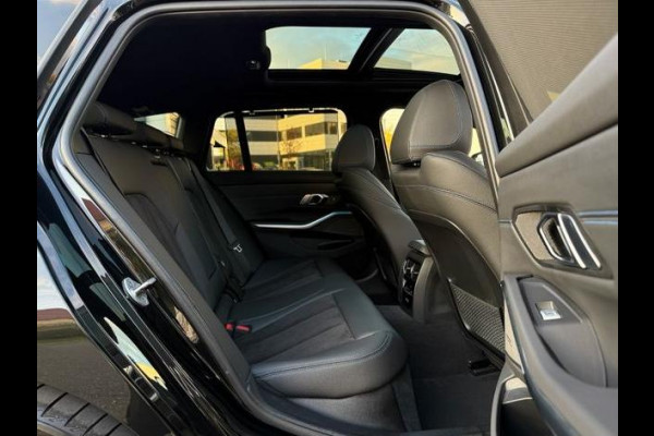 BMW 3 Serie Touring 320d xDrive M-SPORT ** LED, NAVI+, HALF-LEDER, PANO, H&K, HuD, TREKH, 19-inch LMV ** 1e EIG - UNFALLFREI ** ** INFORMEER OOK NAAR ONZE AANTREKKELIJKE FINANCIAL-LEASE TARIEVEN **