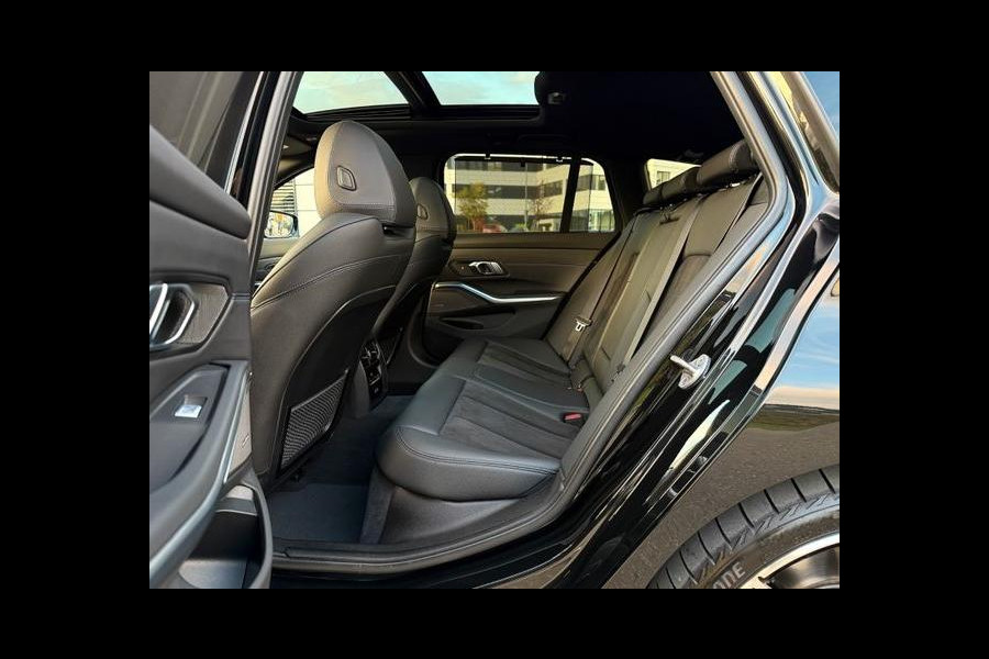 BMW 3 Serie Touring 320d xDrive M-SPORT ** LED, NAVI+, HALF-LEDER, PANO, H&K, HuD, TREKH, 19-inch LMV ** 1e EIG - UNFALLFREI ** ** INFORMEER OOK NAAR ONZE AANTREKKELIJKE FINANCIAL-LEASE TARIEVEN **