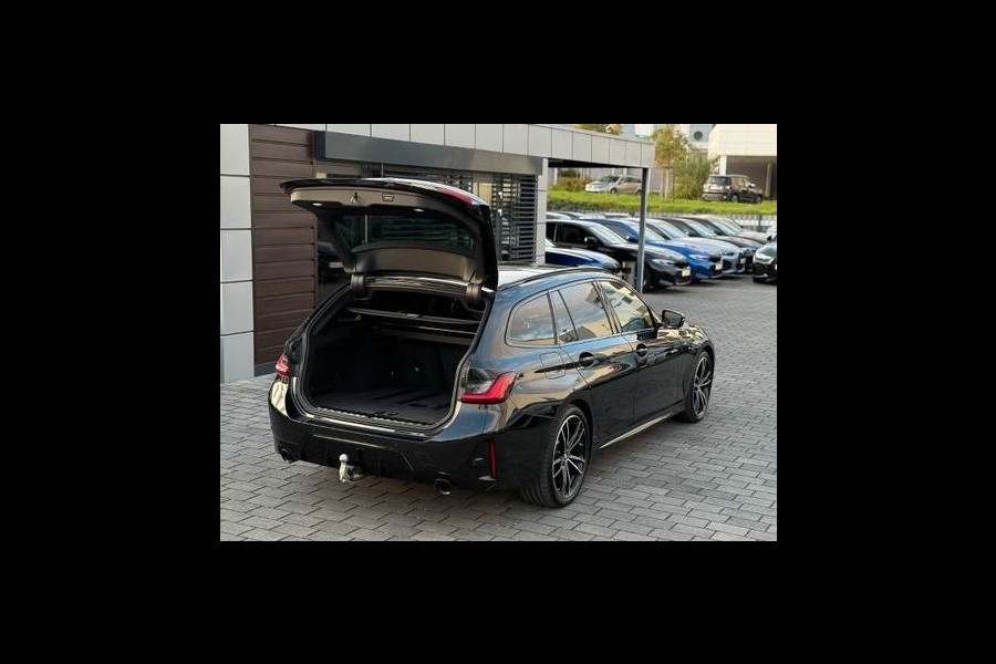 BMW 3 Serie Touring 320d xDrive M-SPORT ** LED, NAVI+, HALF-LEDER, PANO, H&K, HuD, TREKH, 19-inch LMV ** 1e EIG - UNFALLFREI ** ** INFORMEER OOK NAAR ONZE AANTREKKELIJKE FINANCIAL-LEASE TARIEVEN **