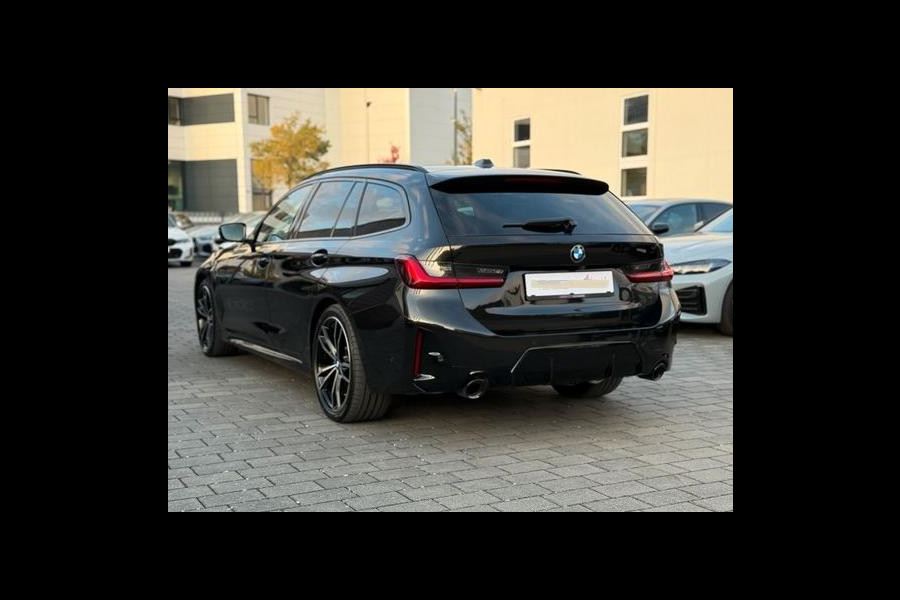 BMW 3 Serie Touring 320d xDrive M-SPORT ** LED, NAVI+, HALF-LEDER, PANO, H&K, HuD, TREKH, 19-inch LMV ** 1e EIG - UNFALLFREI ** ** INFORMEER OOK NAAR ONZE AANTREKKELIJKE FINANCIAL-LEASE TARIEVEN **