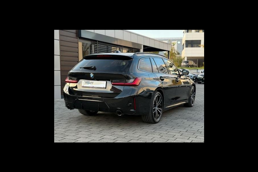 BMW 3 Serie Touring 320d xDrive M-SPORT ** LED, NAVI+, HALF-LEDER, PANO, H&K, HuD, TREKH, 19-inch LMV ** 1e EIG - UNFALLFREI ** ** INFORMEER OOK NAAR ONZE AANTREKKELIJKE FINANCIAL-LEASE TARIEVEN **