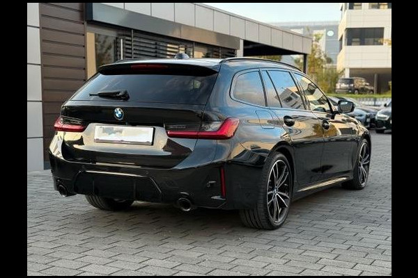BMW 3 Serie Touring 320d xDrive M-SPORT ** LED, NAVI+, HALF-LEDER, PANO, H&K, HuD, TREKH, 19-inch LMV ** 1e EIG - UNFALLFREI ** ** INFORMEER OOK NAAR ONZE AANTREKKELIJKE FINANCIAL-LEASE TARIEVEN **
