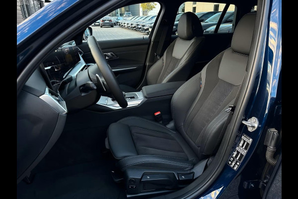 BMW 3 Serie Touring 320d xDrive M-SPORT ** LED, NAVI+, HALF-LEDER, VERW. STUUR, HuD, TREKH, 19-inch LMV, TANSANIT BLAU ** 1e EIG - UNFALLFREI ** ** INFORMEER OOK NAAR ONZE AANTREKKELIJKE FINANCIAL-LEASE TARIEVEN **