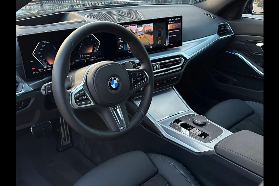 BMW 3 Serie Touring 320d xDrive M-SPORT ** LED, NAVI+, HALF-LEDER, VERW. STUUR, HuD, TREKH, 19-inch LMV, TANSANIT BLAU ** 1e EIG - UNFALLFREI ** ** INFORMEER OOK NAAR ONZE AANTREKKELIJKE FINANCIAL-LEASE TARIEVEN **