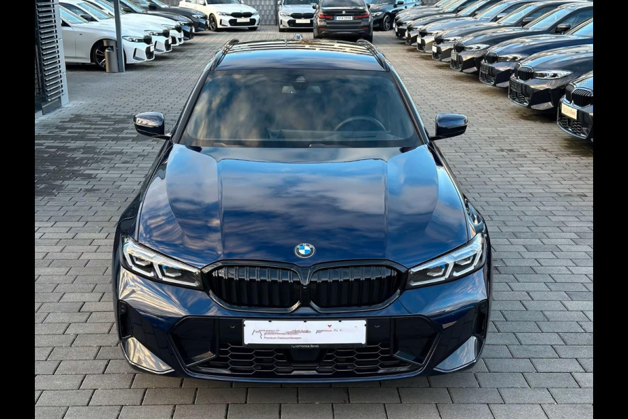 BMW 3 Serie Touring 320d xDrive M-SPORT ** LED, NAVI+, HALF-LEDER, VERW. STUUR, HuD, TREKH, 19-inch LMV, TANSANIT BLAU ** 1e EIG - UNFALLFREI ** ** INFORMEER OOK NAAR ONZE AANTREKKELIJKE FINANCIAL-LEASE TARIEVEN **