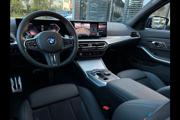 BMW 3 Serie Touring 320d xDrive M-SPORT ** LED, NAVI+, HALF-LEDER, VERW. STUUR, HuD, TREKH, 19-inch LMV, TANSANIT BLAU ** 1e EIG - UNFALLFREI ** ** INFORMEER OOK NAAR ONZE AANTREKKELIJKE FINANCIAL-LEASE TARIEVEN **
